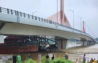 Schiffe stecken unter der Brücke fest und drohen aufgrund des steigenden Wasserstands zu sinken.