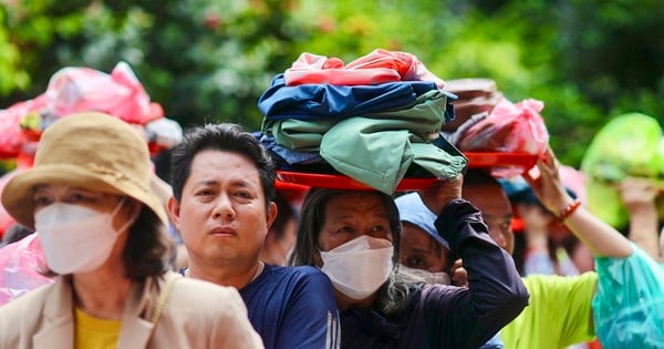 People lined up under the hot sun waiting for the transportation ceremony on the full moon day of January.