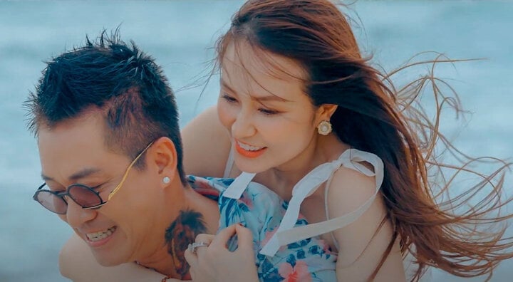 Tuấn Hưng ra mắt MV "Gấp đôi yêu thương" nhân dịp kỷ niệm 10 năm ngày cưới.