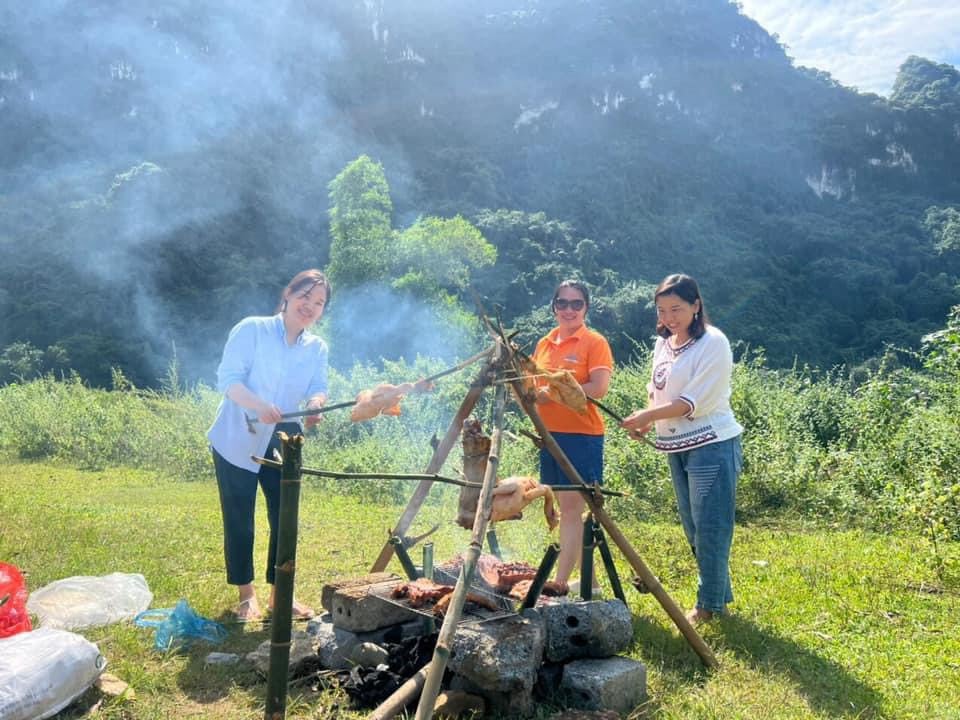 Para preparar el viaje es recomendable llevar una estufa de alcohol o de carbón para cocinar juntos. Además, para aumentar la diversión puesto, miembro del grupo Se puede ir a buscar leña para usarla al asar pollo, brochetas...   Preparar la iluminación: la zona alrededor del camping del río Boi Hoa Paz aunque Todavía tengo hogares que viven pero no tienen Lámpara de alta presión, por lo tanto Es necesario preparar una iluminación adecuada. Adecuado para clima oscuro. Ven aquí con tu familia, toda la familia. tener pueden estar juntos Coloca mesas y sillas para disfrutar de la vista en medio del río o arma una carpa para pasar la noche en la orilla del río. Playa amplia, agua azul clara y La limpieza aquí crea un espacio muy hermoso.  