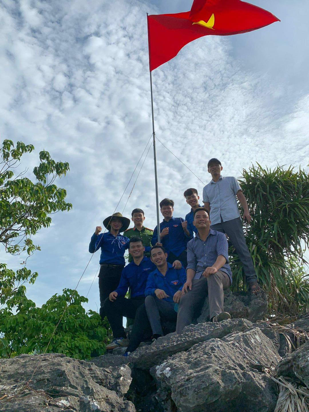 Evénement - Nghe An : Lever du drapeau sur le pic Len Vu à l'occasion de la fête nationale le 2 septembre