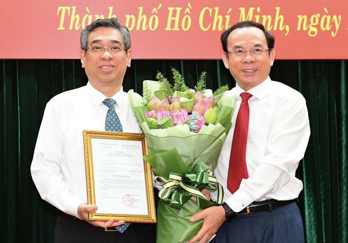 Mr. Nguyen Van Nen presented the Politburo's Decision approving Mr. Nguyen Phuoc Loc to hold the position of Deputy Secretary of the Ho Chi Minh City Party Committee. Photo: Viet Dung/SGGP