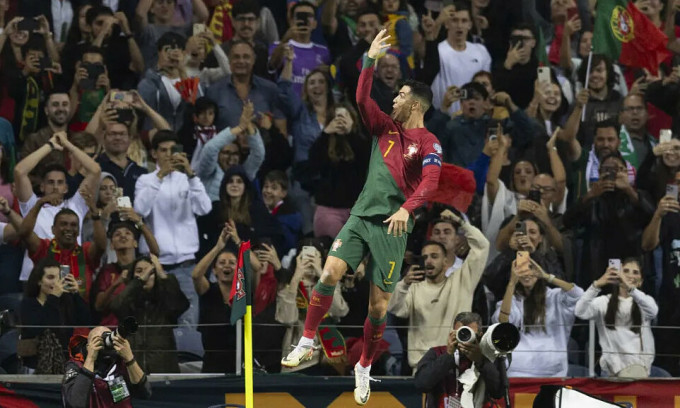 Ronaldo célèbre le deuxième but du Portugal contre la Slovaquie au stade Dragao, dans la ville de Porto, lors des éliminatoires de l'Euro 2024, le soir du 13 octobre 2023. Photo : Ojogo