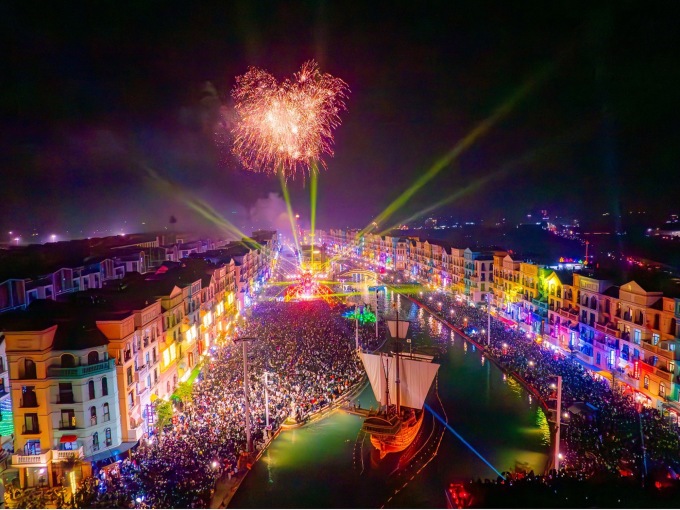 Fireworks and EDM contributed to making the New Year's Eve event more exciting. Photo: Vinhomes