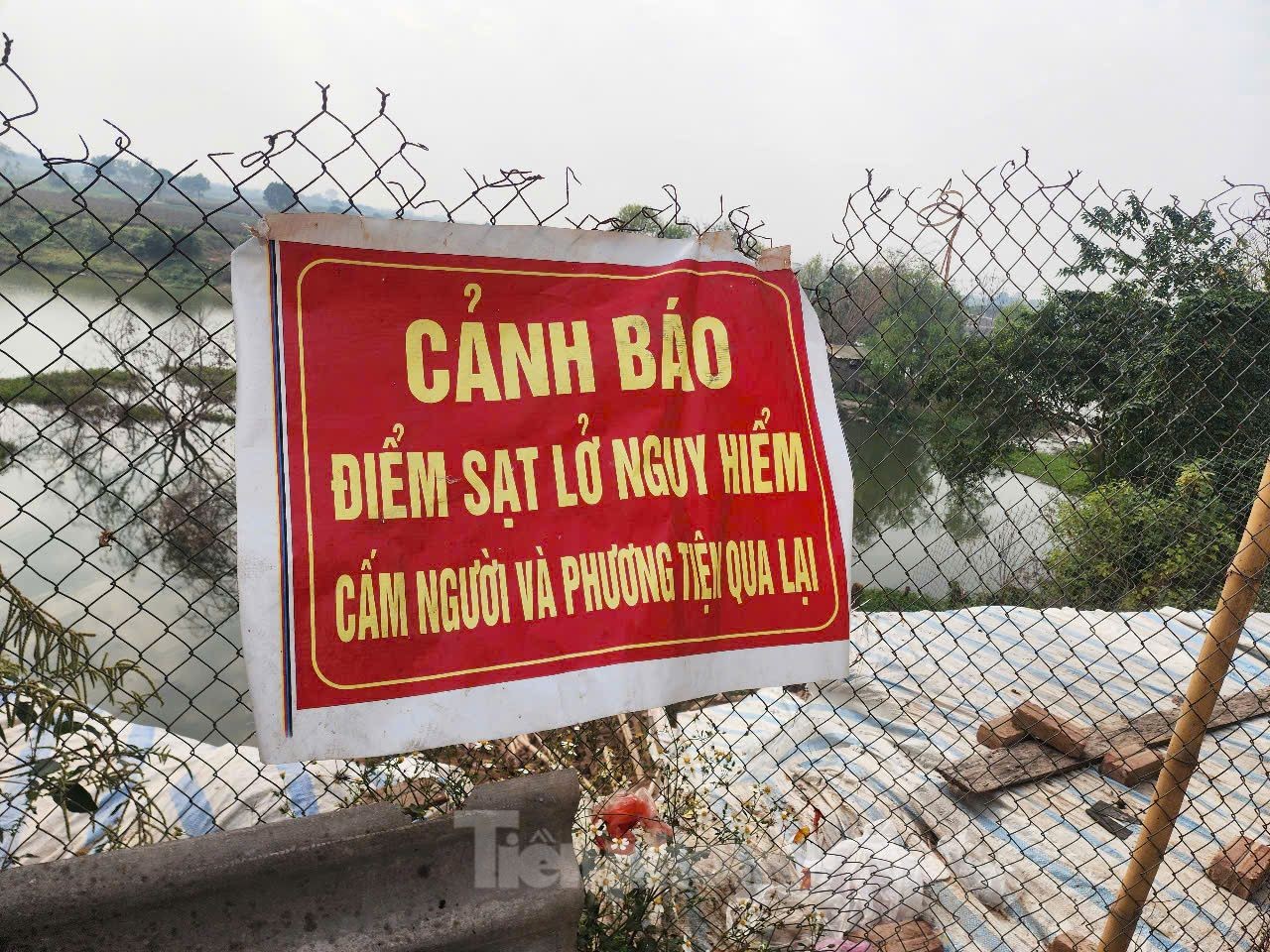 Hanoi: Dike collapses, houses tilt and crack photo 9