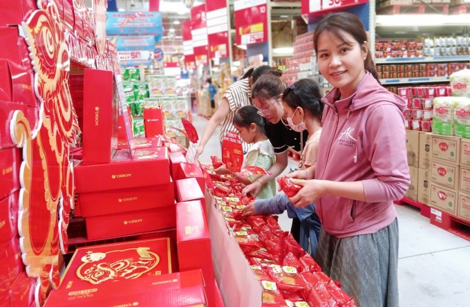 Khách hàng mua bánh tại siêu thị MM Mega Market (quận 12). Ảnh: Thi Hà