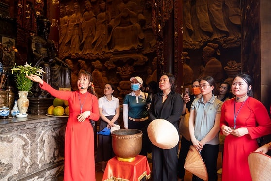 Das Touristengebiet Thung Ui ist ein Ort, der den Wert des alten Hoa Lu-Palastes bewahrt und fördert, indem das Leben der alten Vietnamesen im 10. Jahrhundert nachgestellt wird. Dies ist ein neues Touristenziel und wird im Frühjahr von Giap Thin in Betrieb genommen, um den Besichtigungsbedürfnissen der Touristen gerecht zu werden. Foto: Dieu Anh