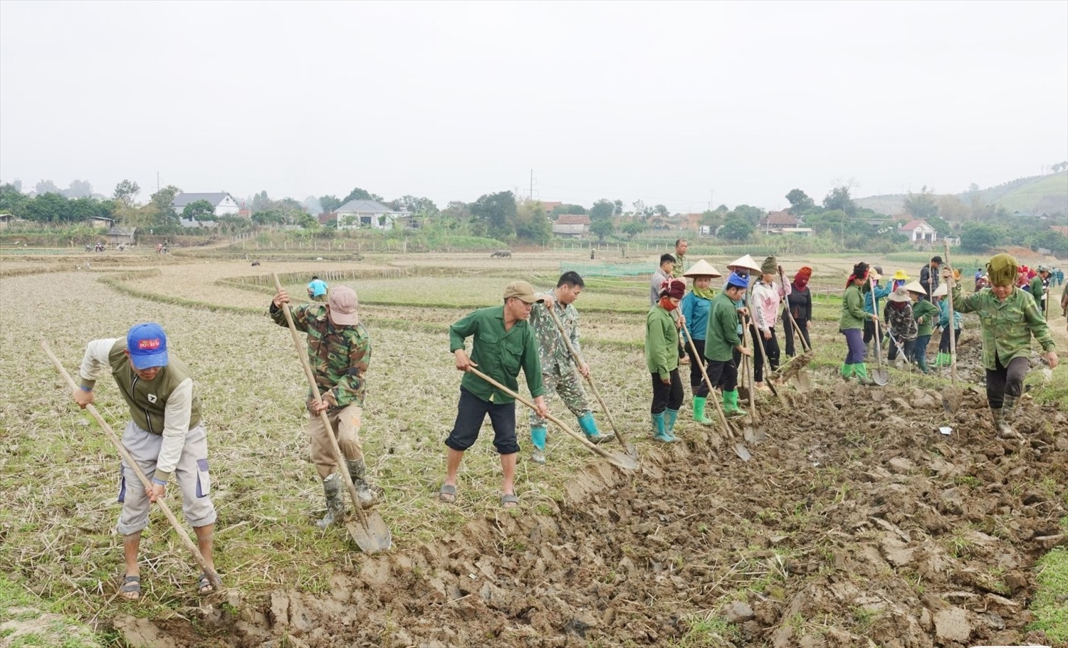 Đời sống được nâng lên, nhận thức về trách nhiệm xã hội của người dân cũng thay đổi rõ rệt, chung tay với cấp ủy, chính quyền địa phương xây dựng NTM. (Trong ảnh: Nông dân xã Mường Bon, huyện Mai Sơn làm đường nội đồng)