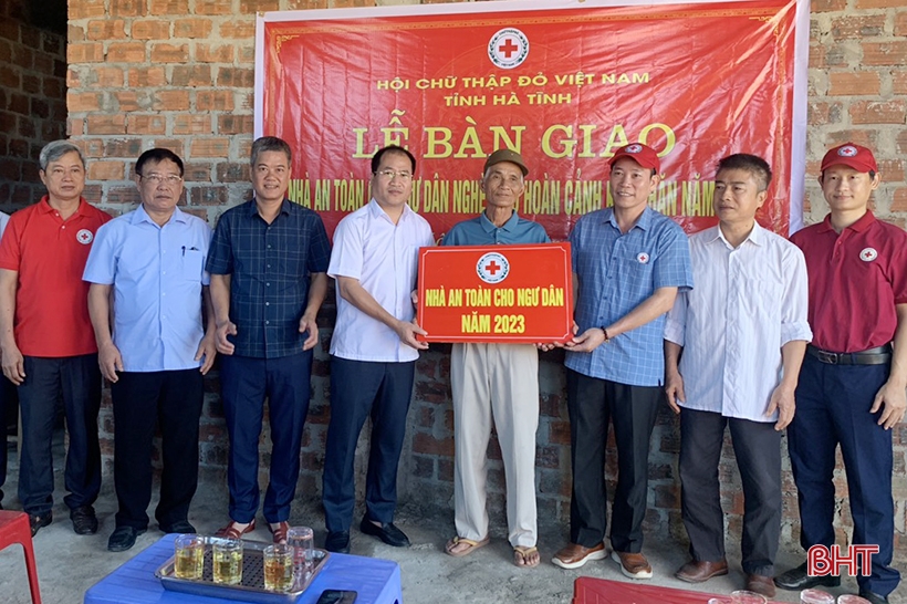 Remise de 2 « Maisons sécurisées pour pêcheurs » à Loc Ha