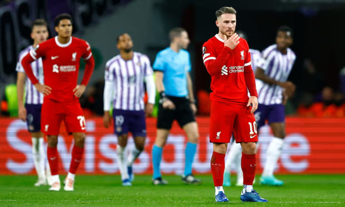 El centrocampista Mac Allister (n.° 10) se mostró triste después de que el Liverpool perdiera ante el Toulouse en la cuarta ronda del Grupo E de la Europa League en Francia la noche del 9 de noviembre de 2023. Foto: Reuters