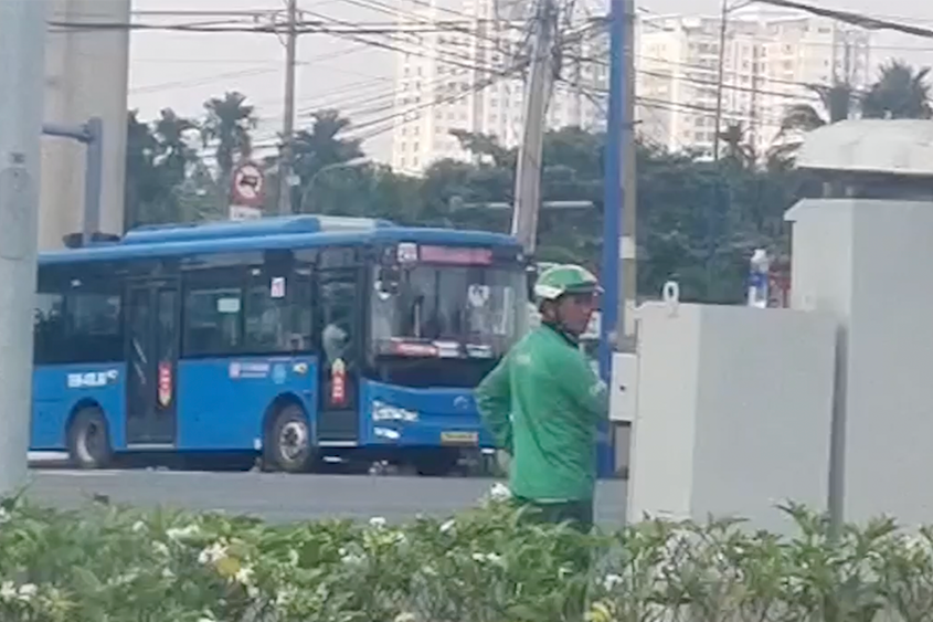 Polizei von Ho-Chi-Minh-Stadt ermittelt gegen Mann in GrabBike-Uniform, der Ampeln in Thu Duh eingestellt hat