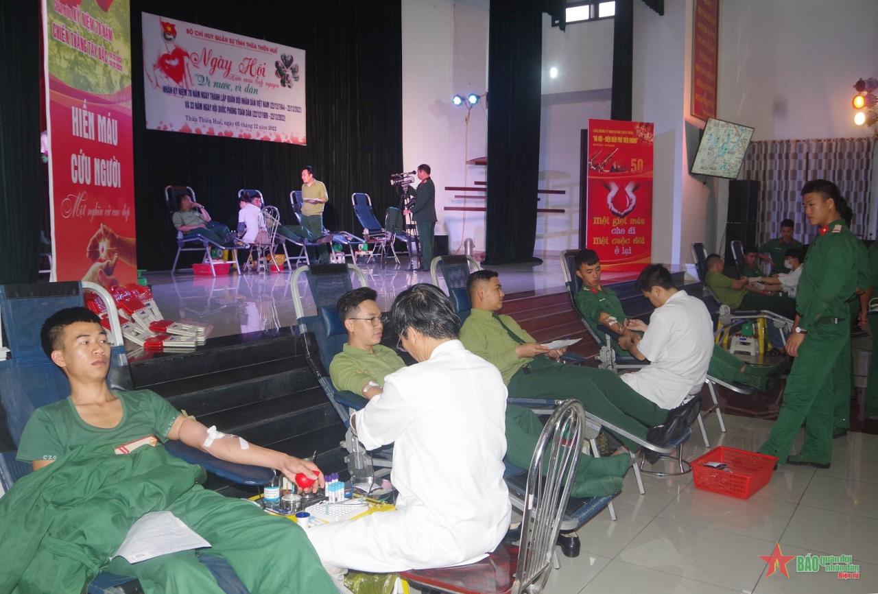 Casi 250 oficiales y soldados del Comando Militar Provincial de Thua Thien Hue participaron en la donación de sangre voluntaria.