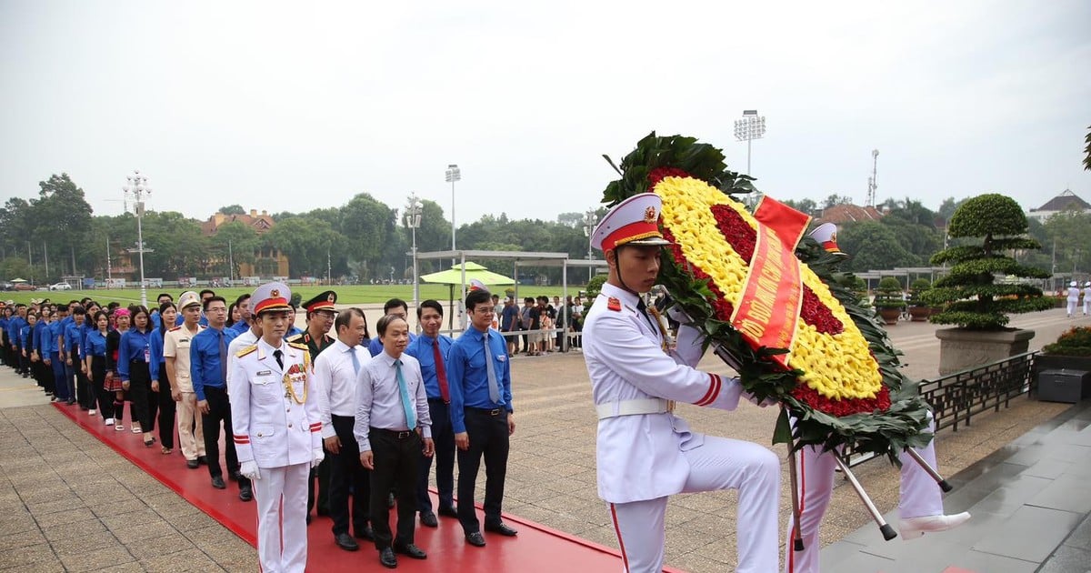 Trao Huy hiệu tuổi trẻ làm theo lời Bác cho 420 thanh niên tiên tiến