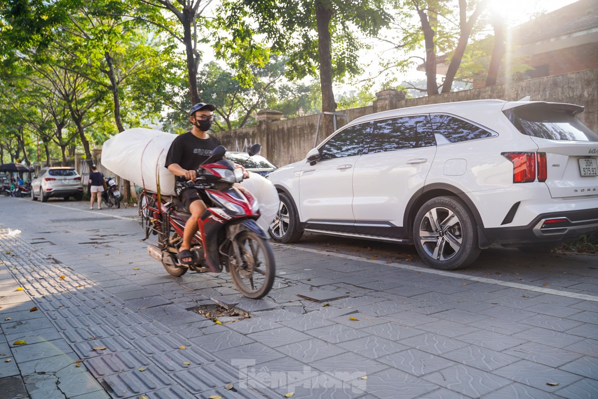 Many sidewalks in the center of the capital are 'ruined' and degraded photo 19