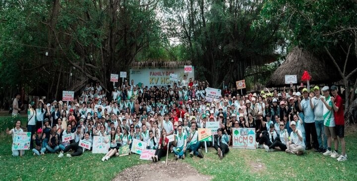 La succursale de Cathay Life à Ho Chi Minh-Ville organise une « Journée de la famille » avec le message « Give Love - 1 »