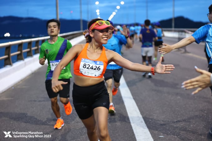 Thanh Phuc interacts with runners on Thi Nai bridge. Photo: VM