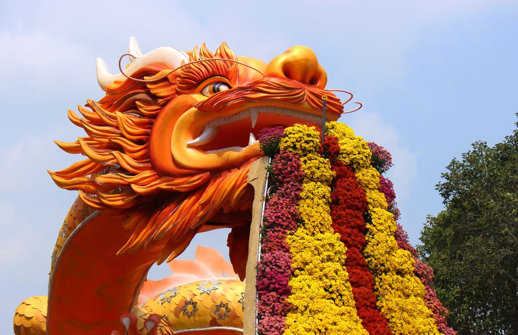 Das Drachenmaul ist mit der Darstellung „Blumen sprühen und Perlen ausspucken“ stilisiert. Foto: Lam Dien