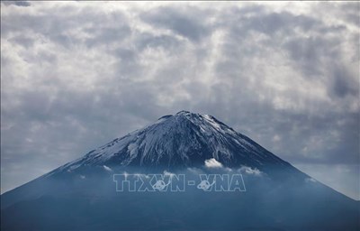 Япония планирует впервые ограничить количество людей, поднимающихся на гору Фудзи