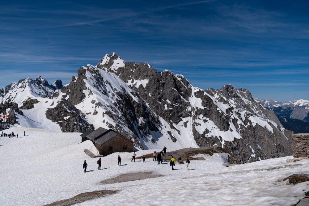 Vietnamesische Gäste beeindruckt von „Millionen-Dollar-Aussicht“-Mahl in den österreichischen Alpen