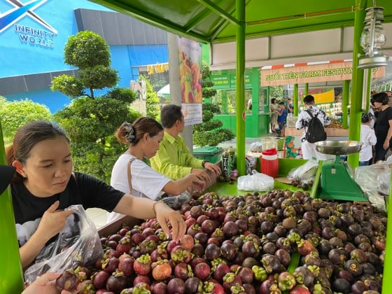 Khách ồ ạt “săn” hàng khuyến mãi ảnh 1