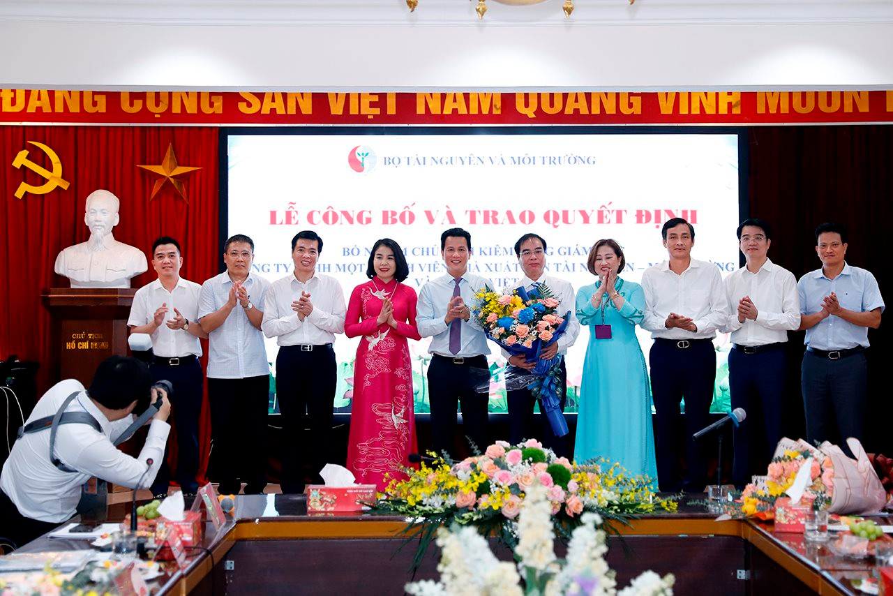 small_20240415-bo-truong-trao-qd-nxb-15.jpg