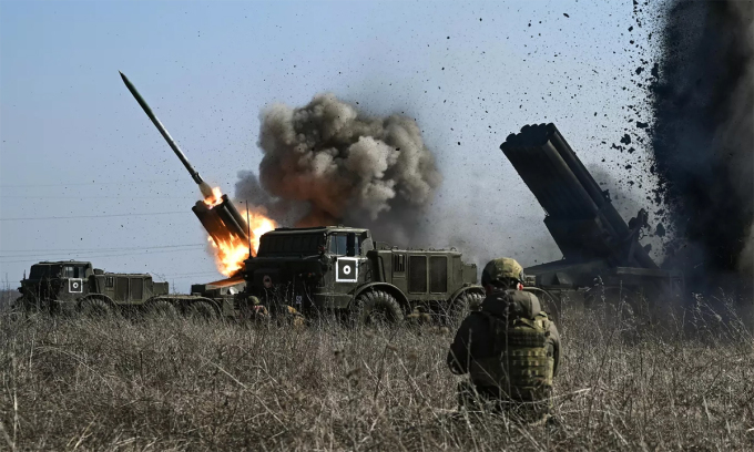 Des lance-roquettes russes BM-27 Uragan attaquent des positions ukrainiennes près d'Avdeevka, le 8 mars. Photo : Ministère russe de la Défense.