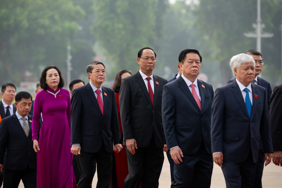 Partei- und Staatsführer sowie Delegierte der Nationalversammlung legten Kränze nieder und besuchten das Mausoleum von Präsident Ho Chi Minh. Foto: Quochoi.vn