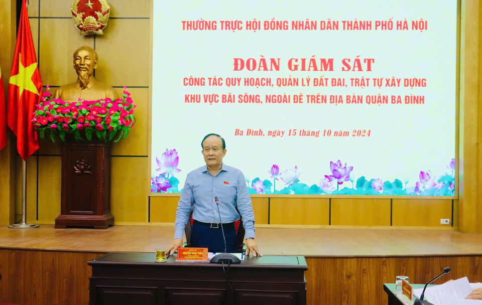 Chairman of the City People's Council Nguyen Ngoc Tuan, Head of the monitoring delegation, spoke at the meeting.