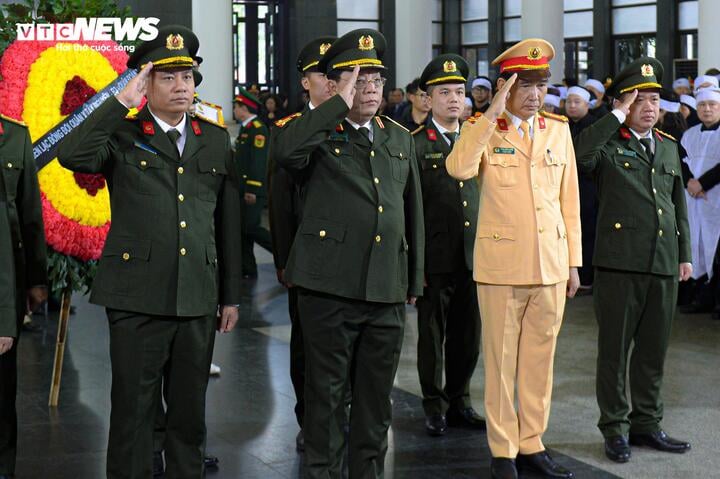 Trung tướng Nguyễn Hải Trung, Giám đốc Công an TP Hà Nội dẫn đầu Đoàn Công an TP Hà Nội vào viếng.