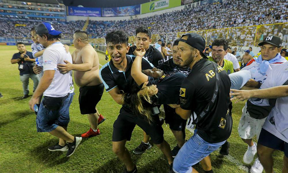 Massenpanik im Stadion von El Salvador, 9 Menschen starben