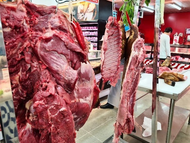 Aunque el precio de los cerdos vivos ha bajado, lo que ha provocado que muchas personas dejen de criarlos, el suministro de carne de cerdo durante este Tet sigue siendo abundante. Foto: Giang Nguyen