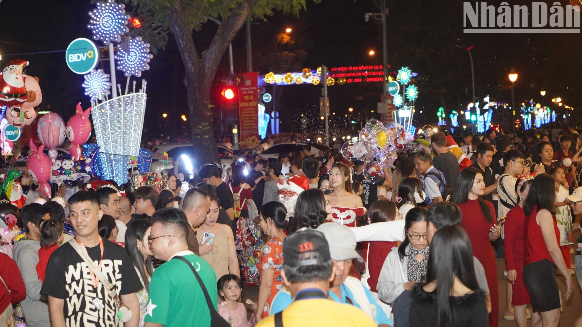 [Photo] Bustling Christmas Eve atmosphere in Ho Chi Minh City photo 4