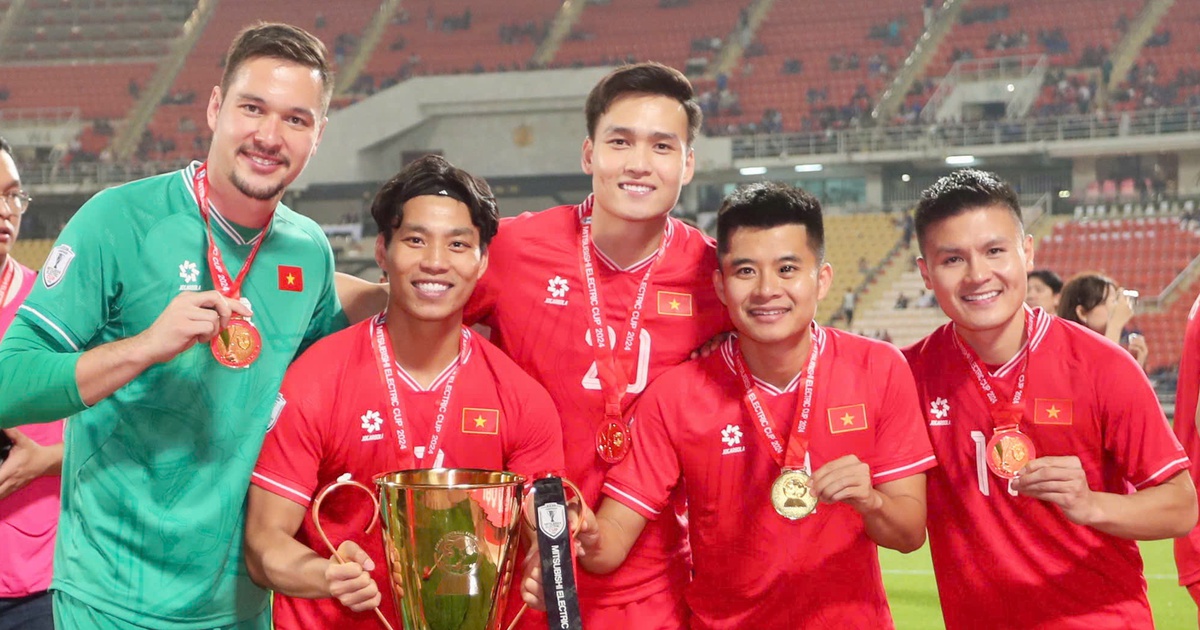 Nguyễn Filip cùng ai sang Philippines sau chức vô địch AFF Cup?