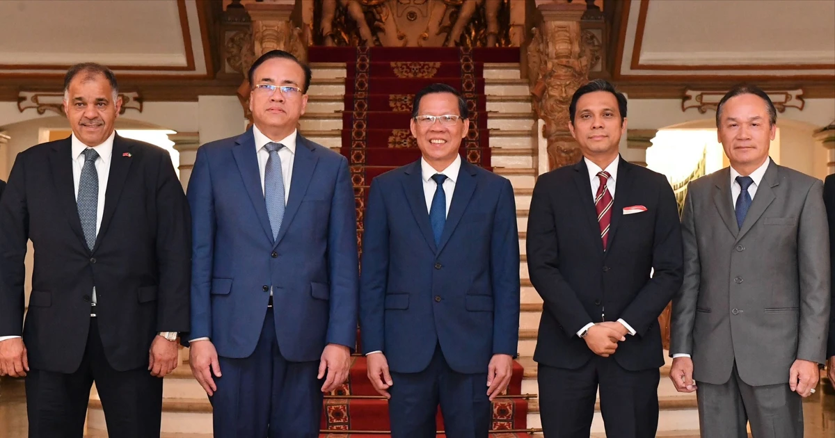 Le président du Comité populaire de Ho Chi Minh-Ville reçoit les nouveaux consuls généraux du Cambodge, du Laos, de la Malaisie et du Koweït