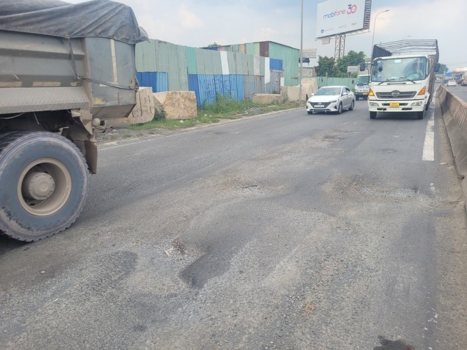 National Highway 51 through Long Binh Tan Ward is degraded and full of potholes. Photo: Phuoc Tuan