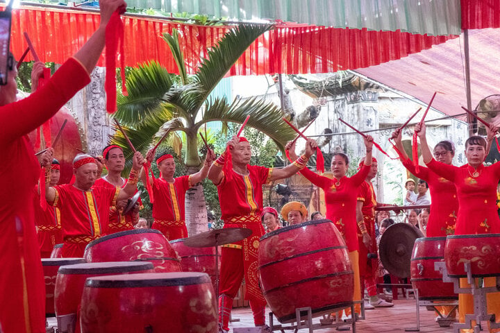 People organize many activities in the Hiep Luc Communal House Festival to commemorate the talent, virtue and loyalty of General Le Do. (Photo: Nguyen Duc)