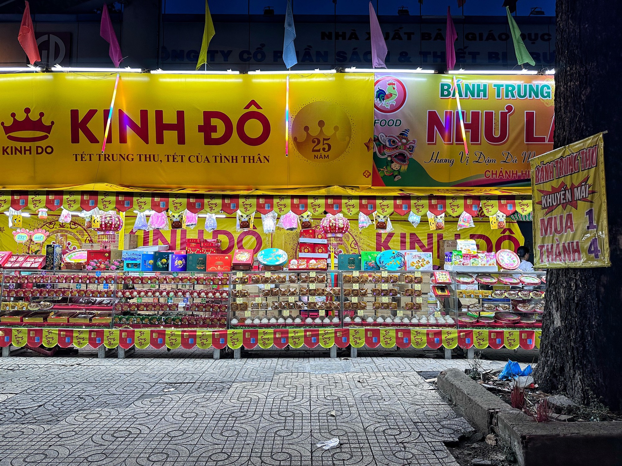 Vì sao nhiều điểm bán bánh trung thu ở TP.HCM 'mua 1 tặng 4': Khách có 'hời'? - Ảnh 4.