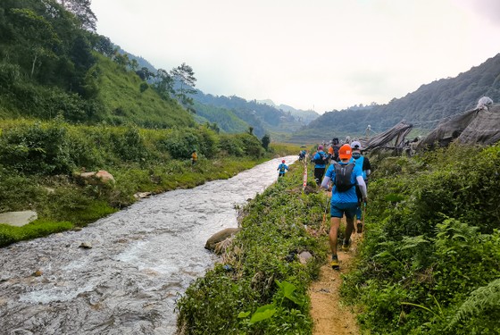 Dưới chân là đất sỏi, bên cạnh là suối, phía trước vẫn trùng trùng rừng núi... tạo nên sự kích thích cao độ khi hòa mình vào thiên nhiên ảnh 16