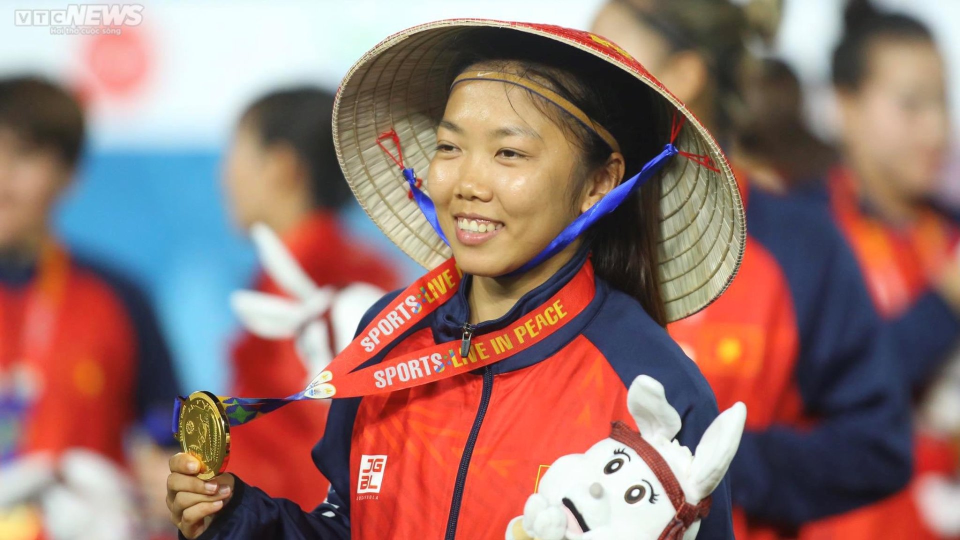 Coach Mai Duc Chung holds a loudspeaker to thank, Huynh Nhu and Thanh Nha wear conical hats to show off their gold medals - 6