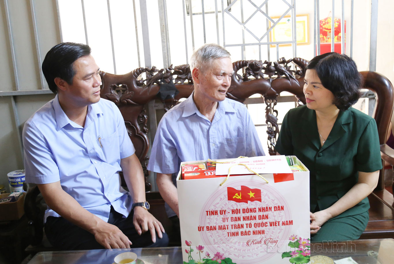 Chủ tịch UBND tỉnh Nguyễn Hương Giang thăm, tặng quà người có công với cách mạng tại thành phố Từ Sơn