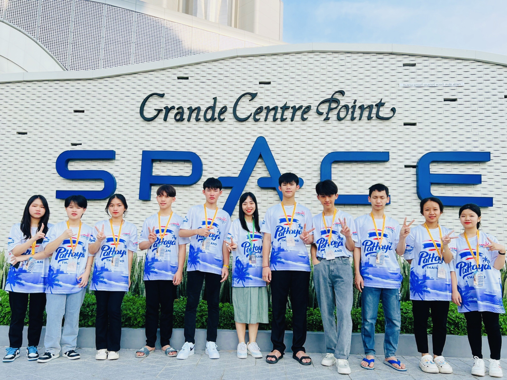 사진 3은 짧은 머리의 여학생이 앉은 자세로 어려움을 극복하는 순간입니다.
