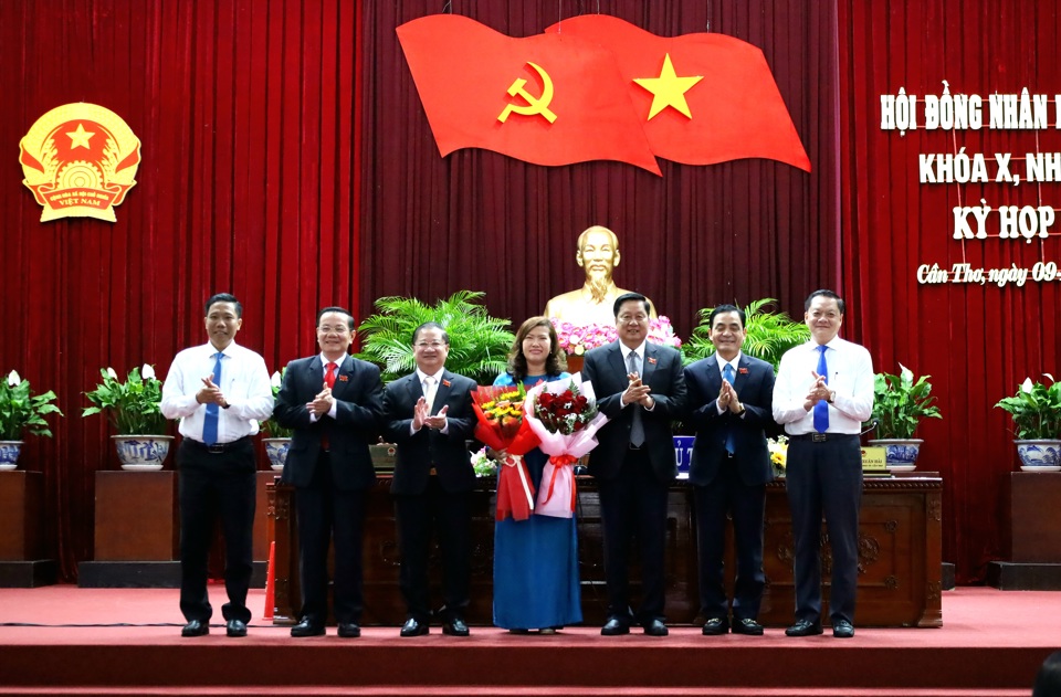 Frau Nguyen Thi Ngoc Diep (in der Mitte) wurde vom Volksrat zur stellvertretenden Vorsitzenden des Volkskomitees der Stadt Can Tho gewählt.