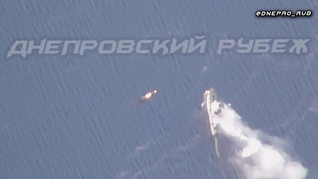 World - Russia attacks precisely, Ukrainian patrol boat catches fire fiercely