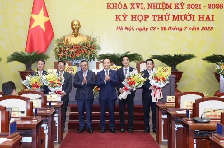 Le président du Comité populaire de Hanoi, Tran Sy Thanh, et le président du Conseil populaire de Hanoi, Nguyen Ngoc Tuan, ont offert des fleurs et félicité les directeurs de département qui ont été élus membres du Comité populaire de la ville.