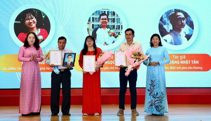 El Sr. Thai Van Mui trajo una foto de su hijo Thai Dang Nhat Tan para recibir el premio por escribir sobre su maestro. (Foto: Periódico Lao Dong)