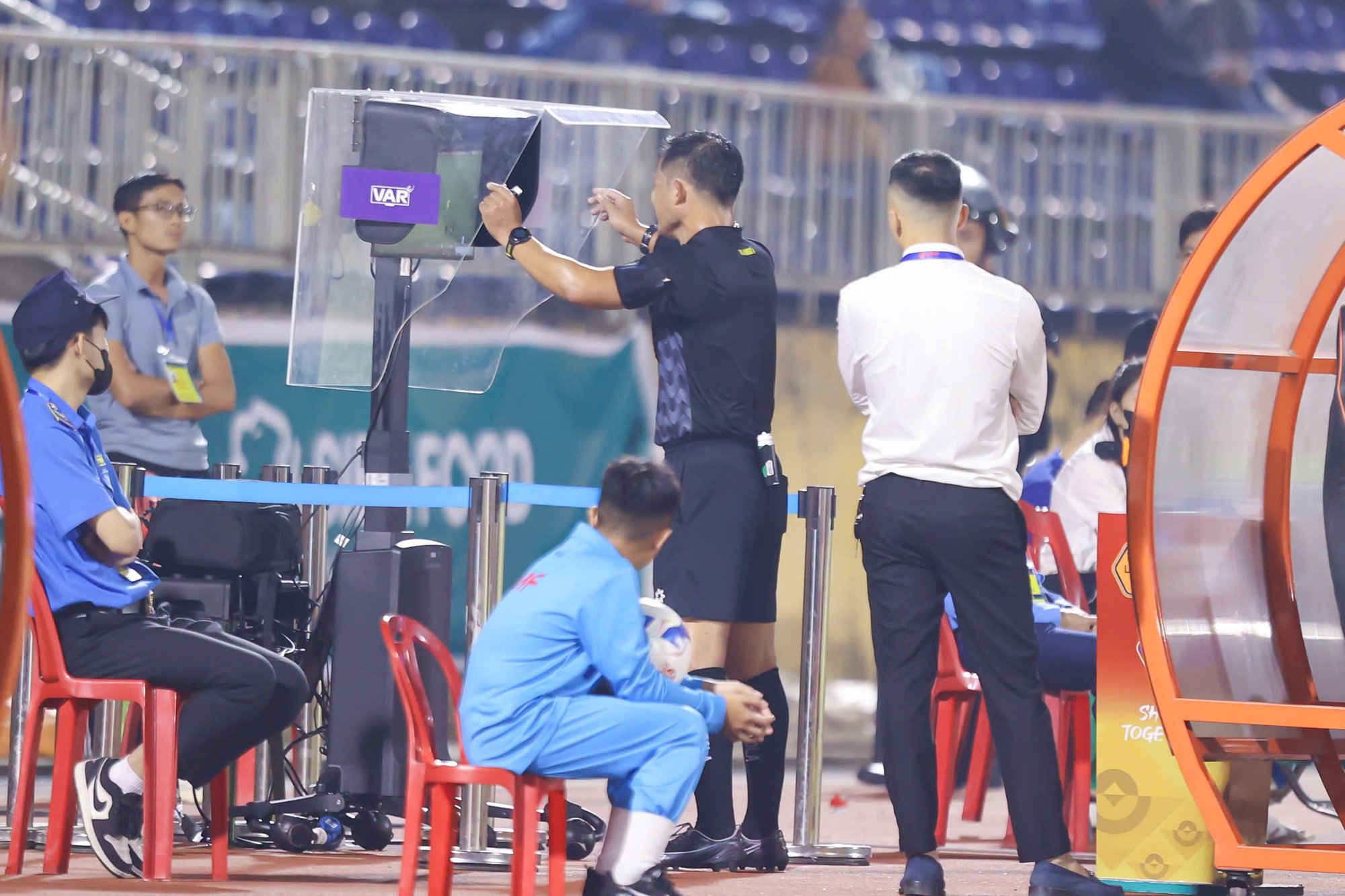 V-League vòng 8: Đại chiến vì ngôi đầu, VAR phủ sóng dày đặc- Ảnh 1.