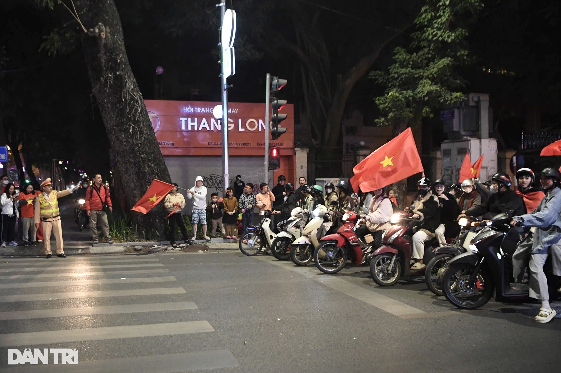 Đi bão ăn mừng - cùng dừng đèn đỏ - 5