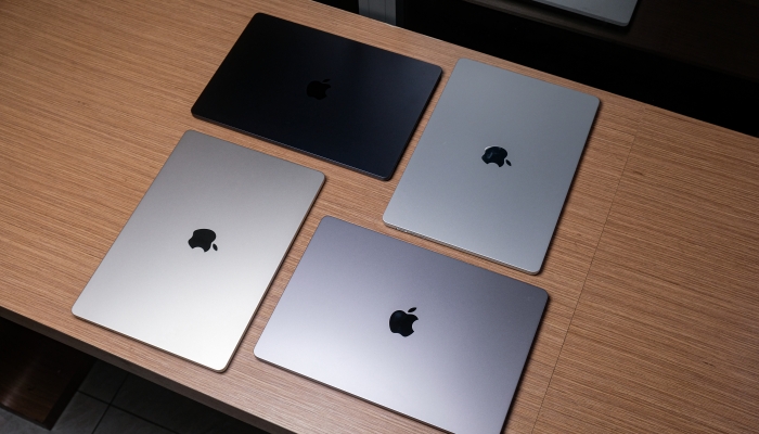 ภาพระยะใกล้ของ MacBook Air M2 ขนาด 15 นิ้วเครื่องแรกในเวียดนาม