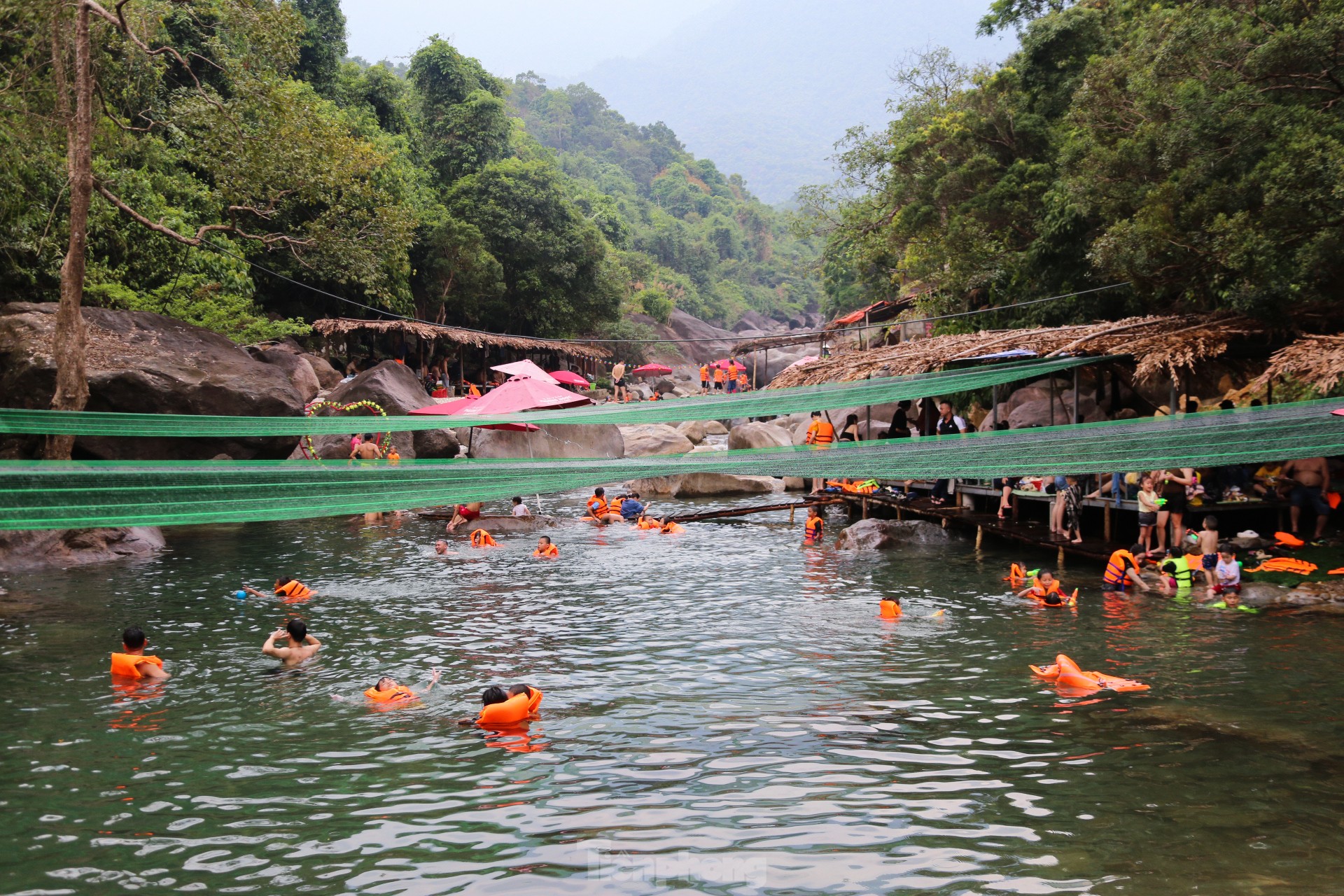 យុវជន​ចាក​ចេញ​ពី​ទីក្រុង​ទៅ​លេង​ភ្នំ​ទៅ​ងូត​ទឹក​តាម​ដង​អូរ​ឲ្យ​ត្រជាក់​ចិត្ត រូបថត ៧