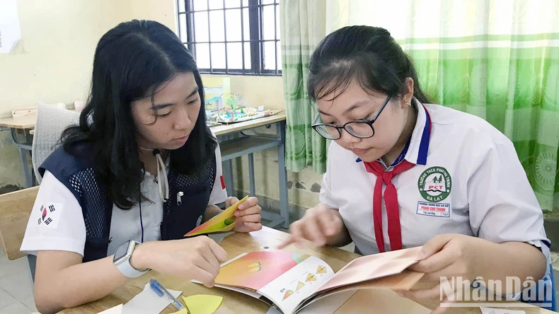 Many meaningful activities in the summer experience program between Korean students and Da Lat students photo 2